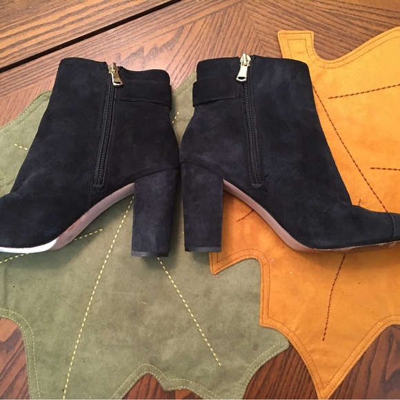 Gorgeous Ann Taylor 8M black suede side zip booties. A steal at this price - Picture 3 of 15